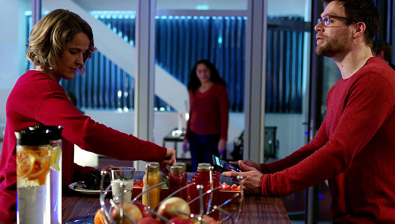 Mitarbeiter der Firma Bluesky: in roter Kleidung