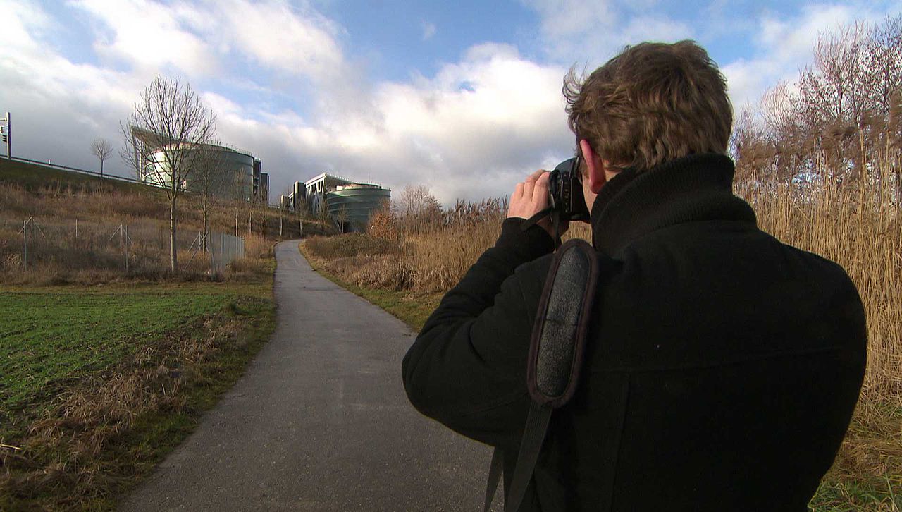 Der Szenenbildner fotografiert das Motiv 
