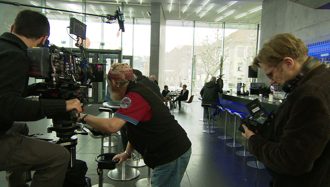 Kameramann auf dem Dolly, vom Dollyfahrer geschoben