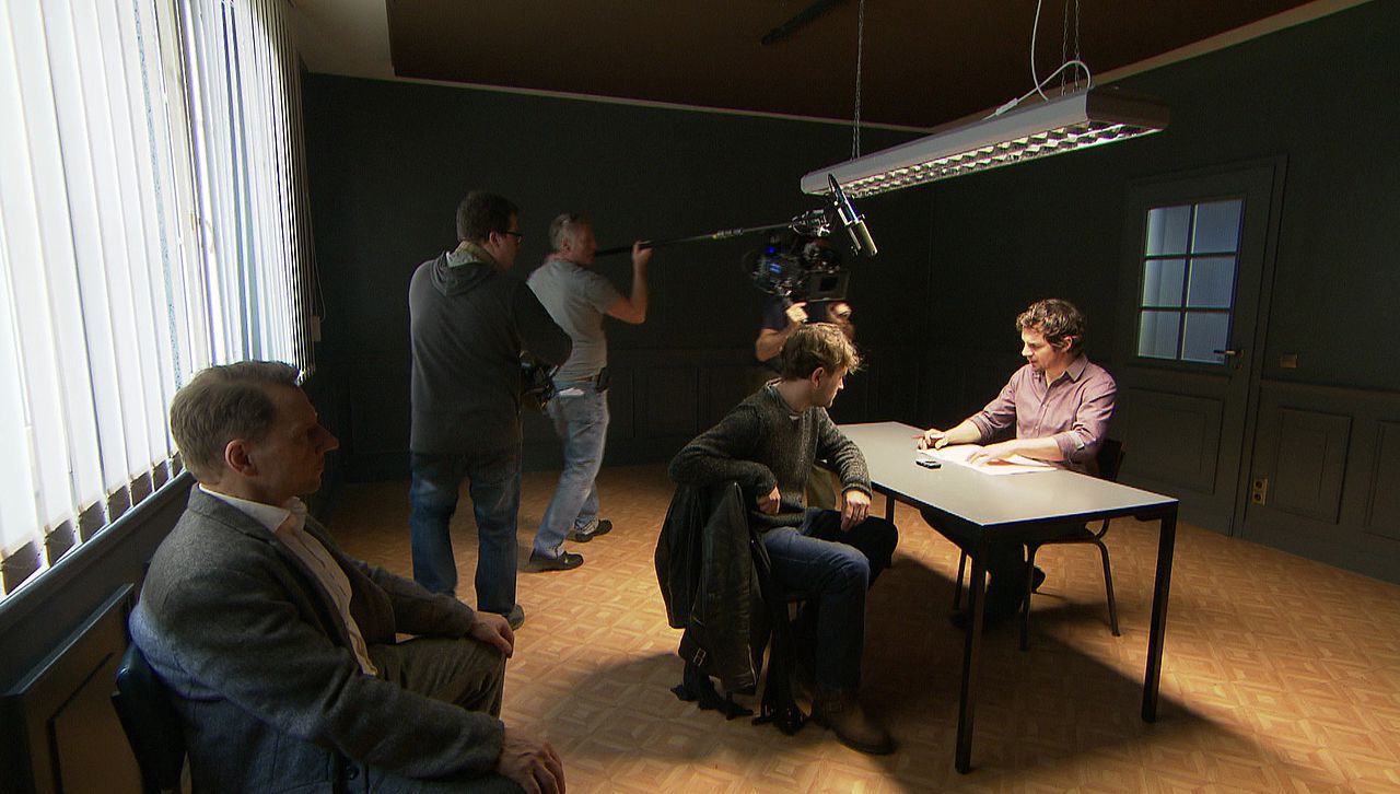 Lichtsetzung beim Verhör: Fensterfront, Deckenlicht und Licht durch ein Türfenster