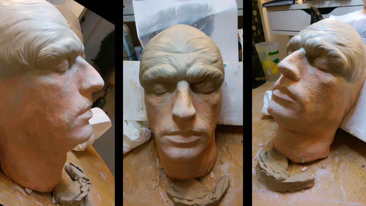 Darauf wird aus Ton ein Affengesicht modelliert. Das dauert einige Wochen, da der Ton immer wieder aushärten muss.