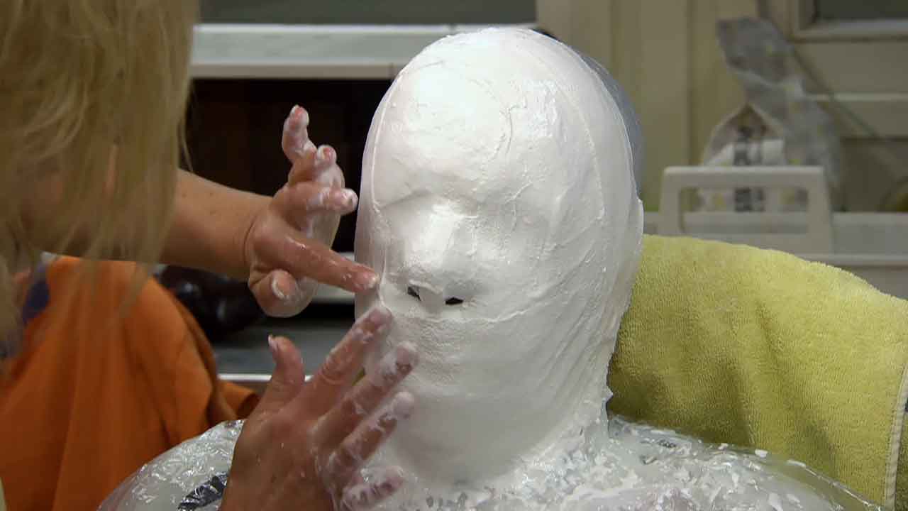 Das Gesicht des Schauspielers wird abgedeckt 