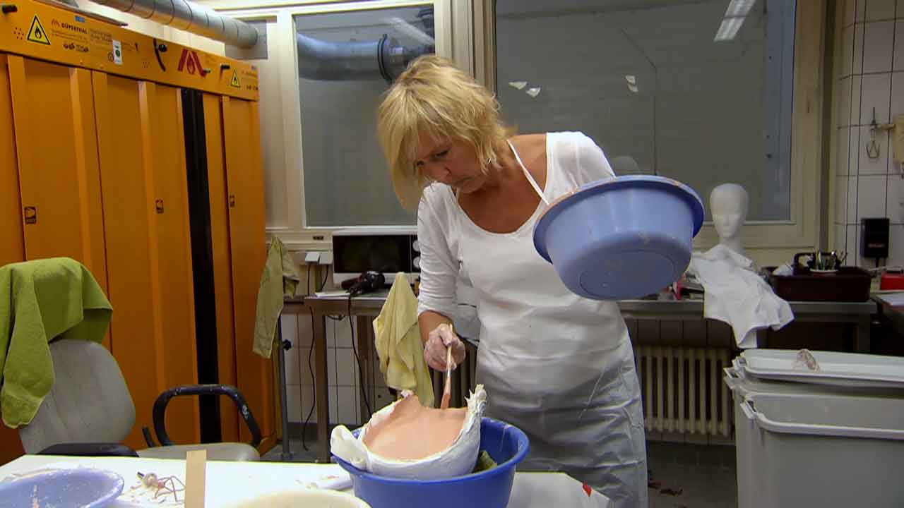 Der Silikonabdruck wird mit flüssigem Dentalgips ausgegossen. So erhält man die Nachbildung des Gesichts des Schauspielers.