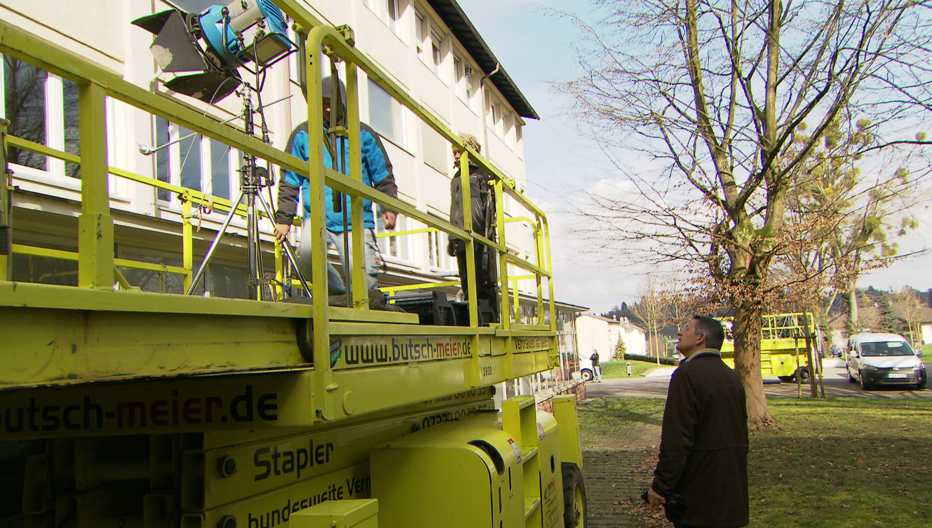 Licht wird von außen durch das Fenster indirekt auf die Decke des Raumes in den Raum gerichtet 