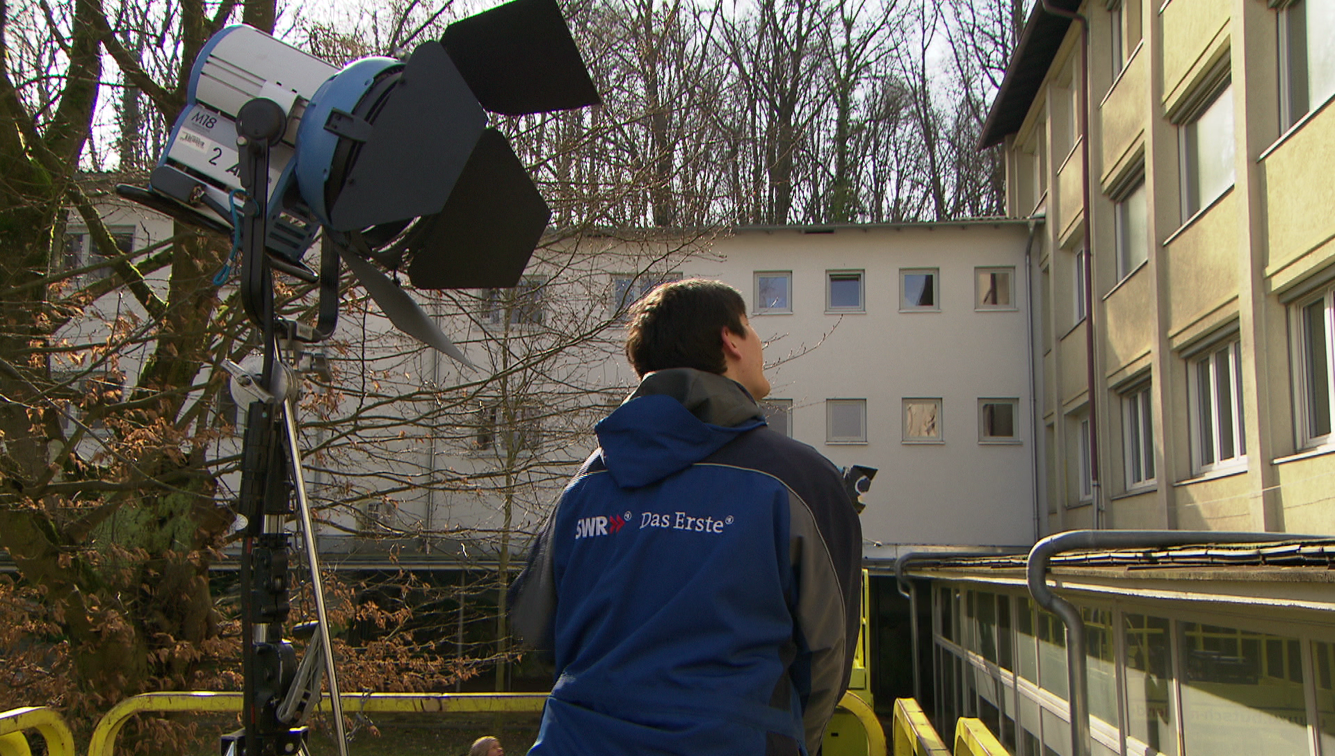 Scheinwerfer werden auf einer Scherenbühne befestigt