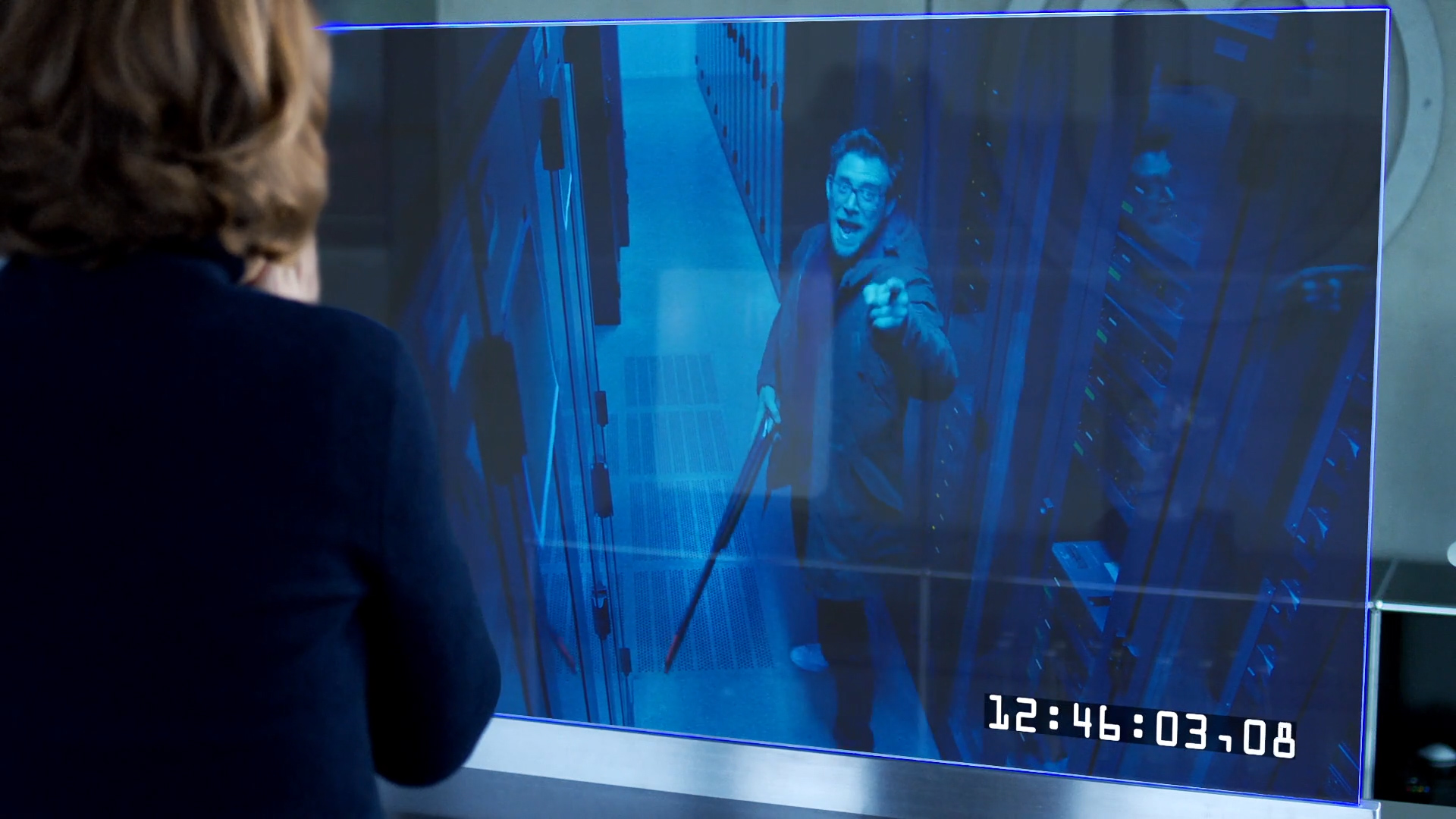 Der 3. Strang zeigt Mea Welsch, die Geschäftsführerin von Bluesky, die die Bilder der Überwachungskameras live auf einem Monitor in ihrem Büro verfolgt.