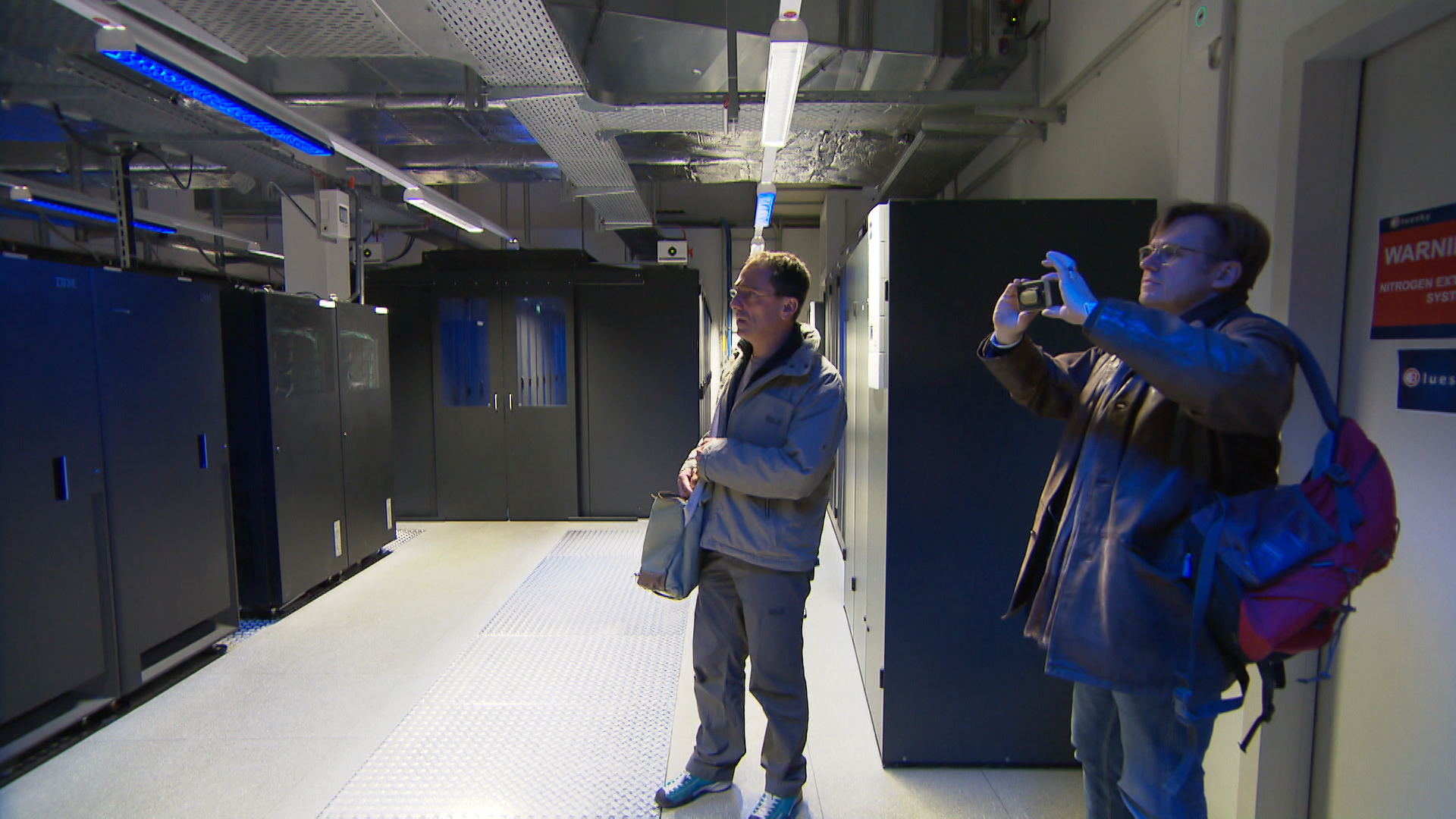 Kameramann und Regisseur kontrollieren die fertige Lichtsetzung