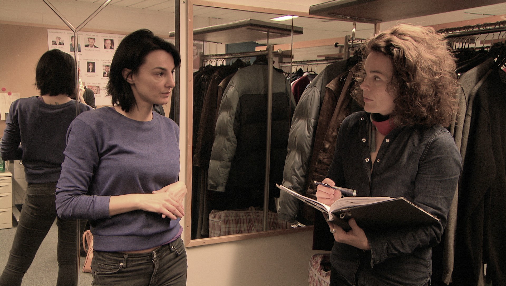 Kostümbildnerin und Darstellerin der Kriminaltechnikerin Nika besprechen das Outfit