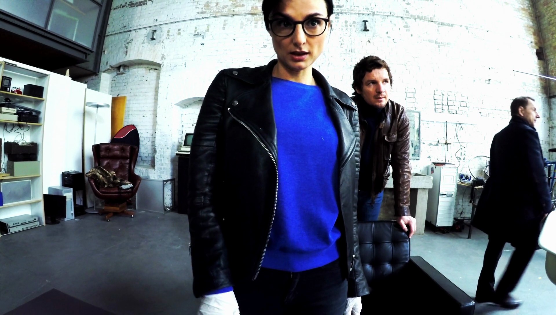 Später im Film: Nika im Pullover und mit Brille