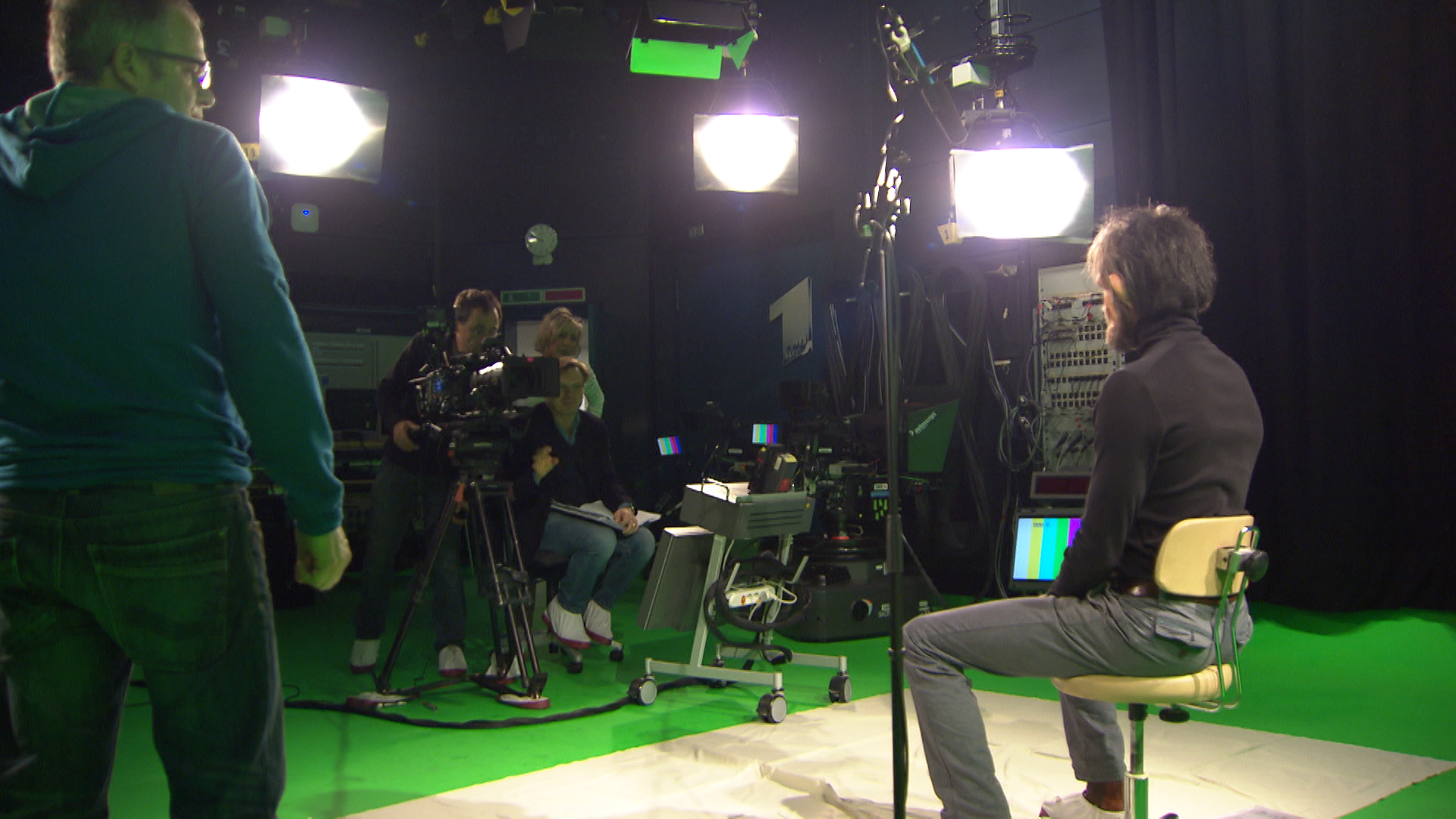 Licht von oben, damit Schatten nur auf den Boden und nicht auf den Darsteller fallen. 