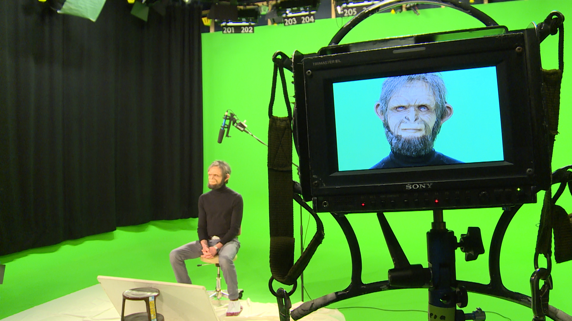 Kontrolle des Bildes im Greenscreen-Studio