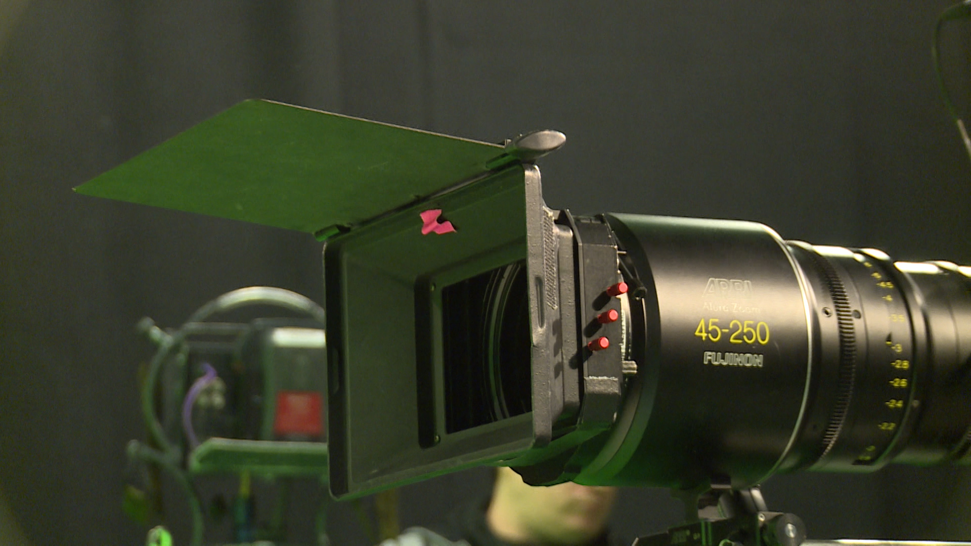 Die rote Markierung an der Kamera dient zur Blickorientierung für den Darsteller