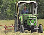 Foto eines Bauern bei der Feldarbeit mit Traktor ©SWR