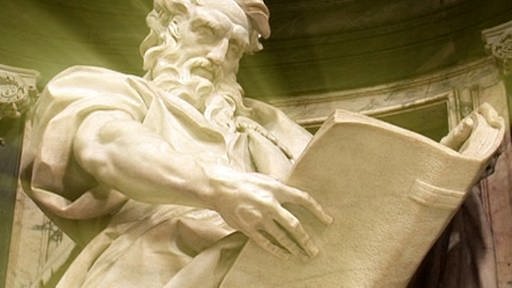 Marmorstatue eines Apostels mit einer aufgeschlagenen Bibel in der Hand. (Foto: SWR - Screenshot aus der Sendung)