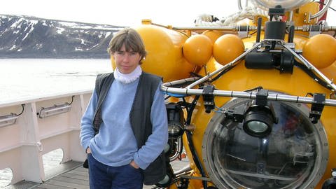 Die Biologin Karen Hissmann steht vor dem Forschungstauchboot "Jago" (Foto: privat)