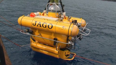 Ein gelbes Tiefseetauchboot mit der Aufschrift "Jago" wird vom Forschungsschiff zu Wasser gelassen (Foto: WDR)