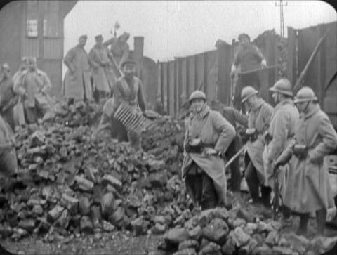Arbeiter schaufeln Kohlen unter der Aufsicht von Soldaten (Foto: SWR – Screenshot aus der Sendung)