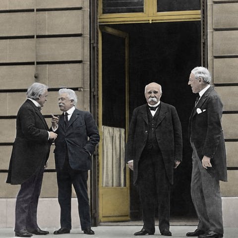 David Lloyd George, Vittorio Emanuele Orlando, Georges Clemenceau und Thomas Woodrow Wilson im Gespräch (Foto: imago images / Costa / Leemage)