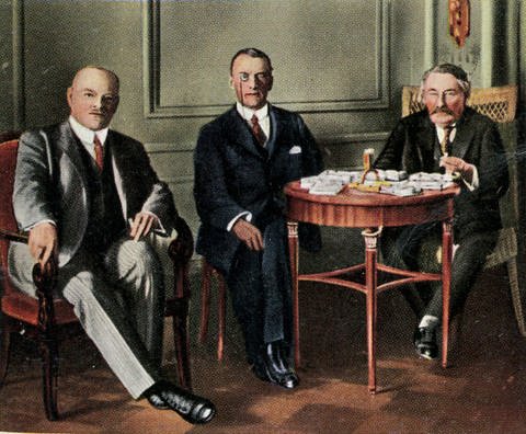 Gustav Stresemann, Austen Chamberlain und Aristide Briand sitzen um ein Tischchen (Foto: imago images / KHARBINE-TAPABOR)