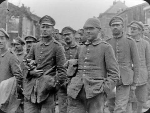 Eine Menge von Soldaten (Foto: SWR – Screenshot aus der Sendung)