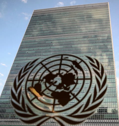 Das UNO Hauptquartier in New York mit dem UNO-Logo (Foto: imago images / Valery Sharifulin/ITAR-TASS)