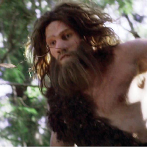 Männlicher Neandertaler im Wald. (Foto: SWR – Screenshot aus der Sendung)