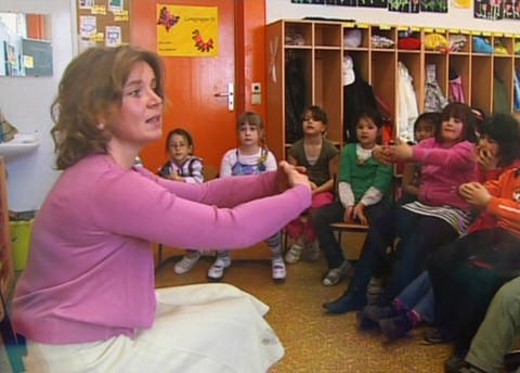 Märchenerzählerin vor einer Schulklasse (Foto: SWR –Screenshot aus der Sendung)