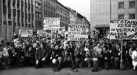 Studenten demonstrieren mit Sitzstreik (Foto: imago images / Heinz Gebhardt)