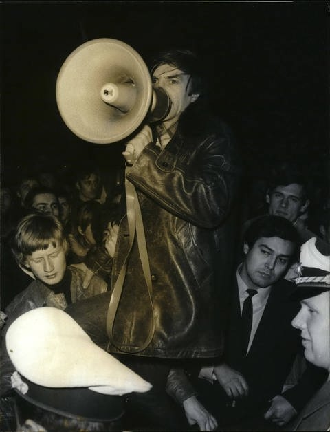 Rudi Dutschke mit Megafon in Menschenmenge (Foto: imago images / ZUMA/Keystone)