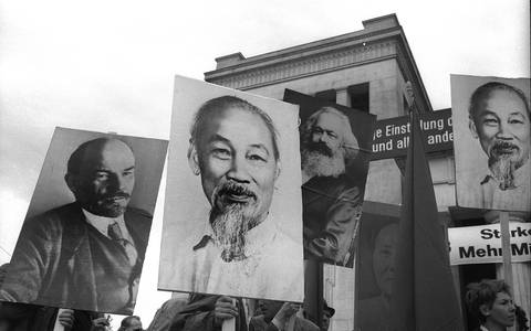Transparente mit Portraits von Lenin, Ho Chi Min u. Karl Marx (Foto: imago images / Heinz Gebhardt)