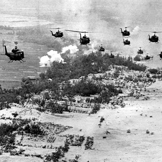 Hubschrauber fliegen über Landschaft (Foto: imago images / United Archives International)