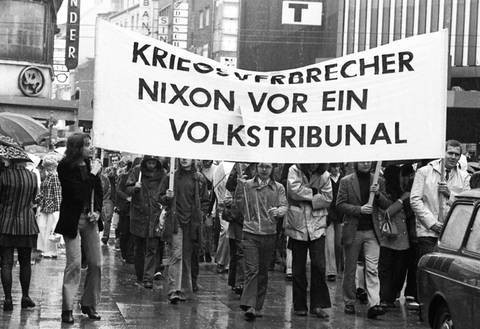 Demonstranten mit Transparent „Kriegsverbrecher Nixon vor ein Volkstribunal“ (Foto: imago images / Klaus Rose)