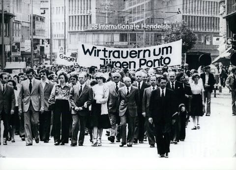 Trauermarsch mit Transparent „Wir trauern um Jürgen Ponto“ (Foto: imago images / ZUMA/Keystone)