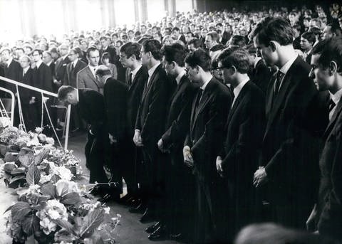 Männer in dunklen Anzügen bei Trauerfeier (Foto: imago images / ZUMA Wire)