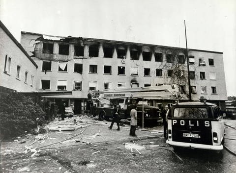 Ausgebranntes Botschaftsgebäude; schwedischer Polizeiwagen im Vordergrund (Foto: imago images / ZUMA/Keystone)