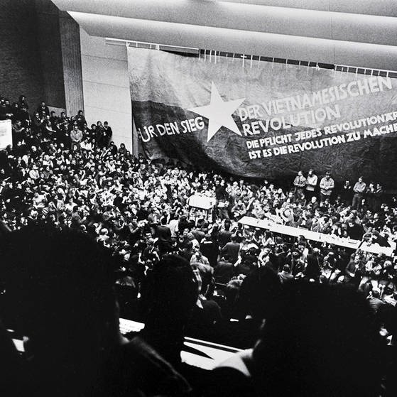 Große Versammlung bei Kongress in Uni-Hörsaal (Foto: imago images / imagebroker)