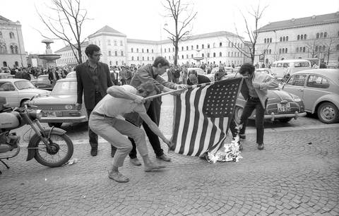 Am Rande einer Demonstration verbrennen 5 Männer eine US-Flagge (Foto: imago images / Heinz Gebhardt)