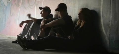 3 junge Menschen sitzen in einem Tunnel an der Wand (Foto: SWR - Screenshot aus der Sendung)