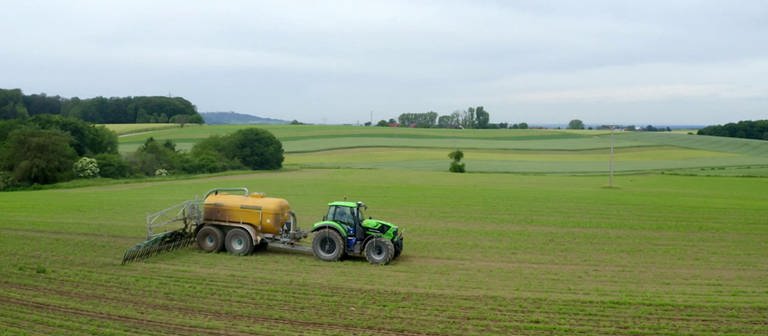 Traktor beim Ausbringen von Gülle auf Feld. (Foto: SWR – Screenshot aus der Sendung)