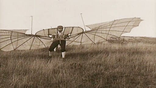 Otto Lilienthal auf einem Hügel beim Startversuch mit einem selbstgebauten Fluggerät, das vogelähnliche Flügel hat. (Foto: SWR/WDR)
