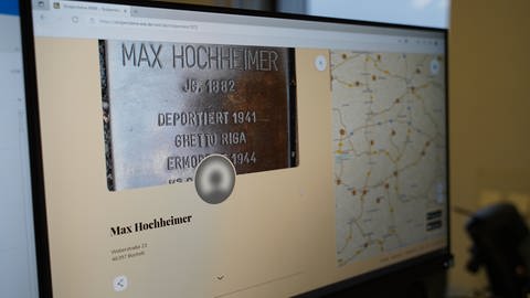 Blick auf einen Computerbildschirm, auf dem die Internetseite "Stolpersteine NRW" geöffnet ist (Foto: WDR, Claus Langer)