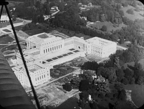 Der Völkerbundpalast in Genf vom Flugzeug aus gesehen (Foto: SWR – Screenshot aus der Sendung)