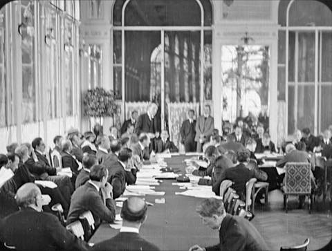 Schwarz-weiß Bild der ersten Versammlung des Völkerbundes (Foto: SWR – Screenshot aus der Sendung)