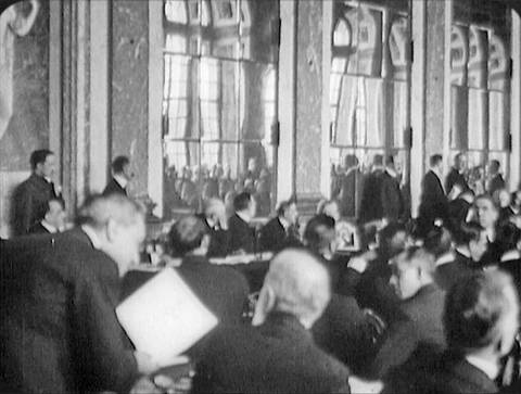 Politiker im Spiegelsaal von Versailles (Foto: SWR – Screenshot aus der Sendung)