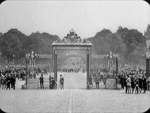 Eingangstor zum Schloss von Versailles (Foto: SWR – Screenshot aus der Sendung)
