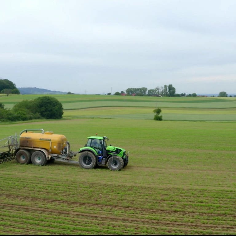 Traktor beim Ausbringen von Gülle auf Feld. (Foto: SWR – Screenshot aus der Sendung)