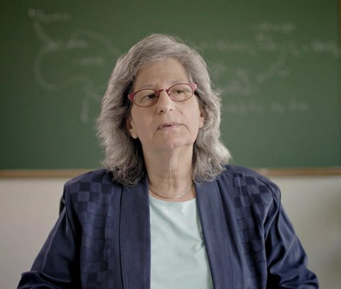 Susan Solomon in Unterrichtsraum. (Foto: SWR – Screenshot aus der Sendung)