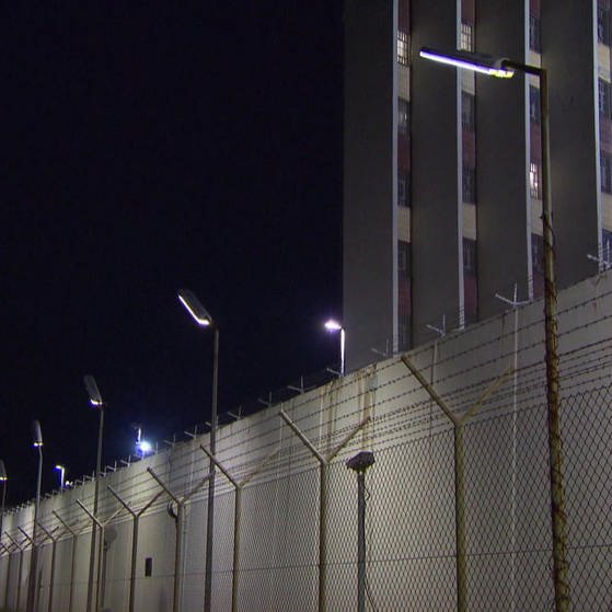 Bei Nacht: Mauer u. Maschendrahtzaun der JVA (Foto: SWR - Screenshot aus der Sendung)