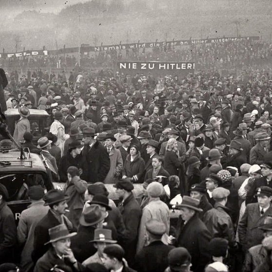 Schwarzweiß-Foto: große Menschenmenge demonstriert. In der Mitte ein Banner: „Nie zu Hitler“. (Foto: SWR – Screeenshot aus der Sendung)