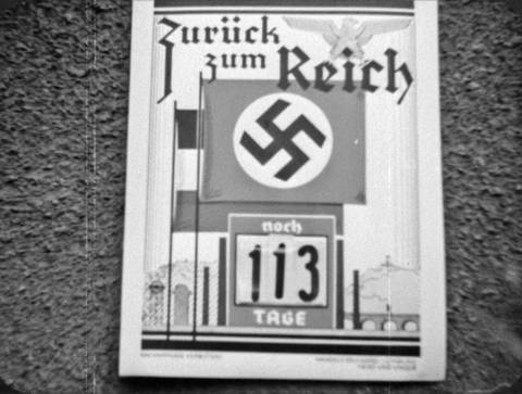 Schwarzweiß-Foto: Propagandakalender mit Hakenkreuz und der Aufschrift "Zurück zum Reich". (Foto: SWR – Screenshot aus der Sendung)